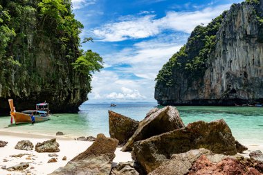 Tatil tatili arka planında Krabi Eyaleti Tayland 'daki güzel Phi adasının muhteşem loh samah körfezi manzarası