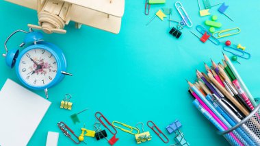 Okulun arka planında yeşil kağıt üzerine okul malzemeleriyle tasarım için ve metin için kopyalama alanı için hazır olun