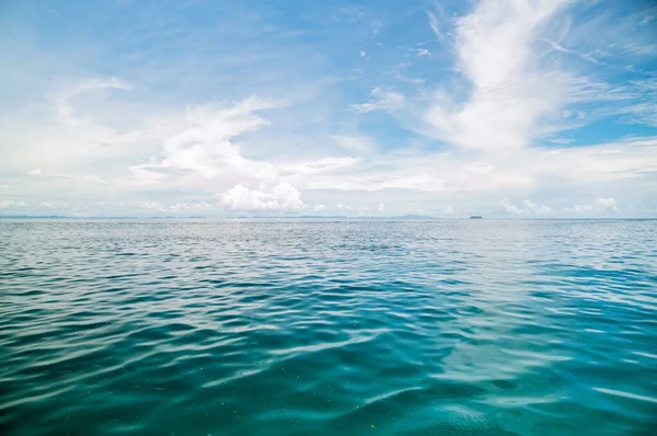 Hermosa Vista Del Paisaje Nubes Blancas Cielo Azul Sobre Mar — Foto de Stock
