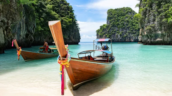 美しい景色を望む伝統的なロングテールボートロサマ湾ピピ島タイの美しい島 — ストック写真