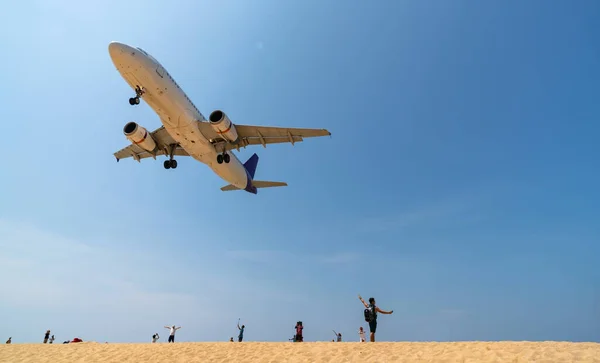 Phuket Thailand Airplane Landing Sea Phuket Airport Mai Khao Beach — Stock Photo, Image