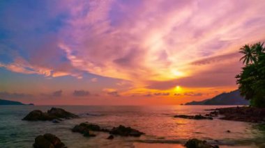 İnanılmaz gün batımı ya da tropikal deniz üzerinde gün doğumu Zaman Hızı video doğa manzarası Doğanın güzel ışığı