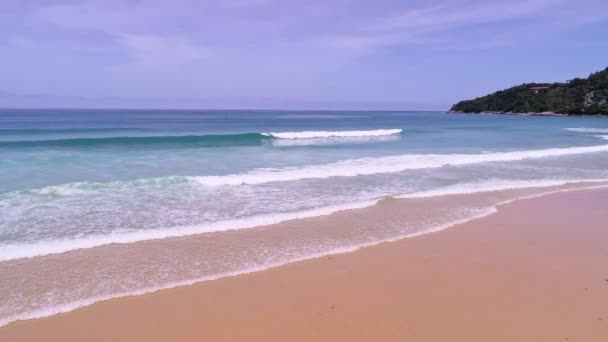 Mar Tropical Con Olas Estrellándose Playa Vista Aérea Drone Disparo — Vídeos de Stock