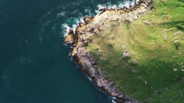 Vista Aérea Drone Disparo Hermosa Montaña Mar Tropical Temporada Verano — Vídeo de stock