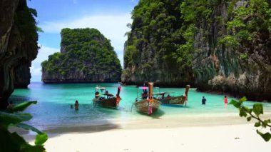 PHI PHI ADASI, THAILAND 15 Eylül 2020: Tayland 'daki Loh samah körfezi güzel adasında uzun kuyruk tekneleri