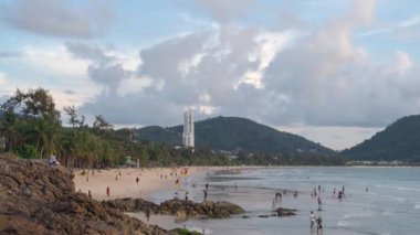 4K seyahat zamanı insanlar yaz tatilinde Patong plajında Phuket Tayland 'da dinlenir.