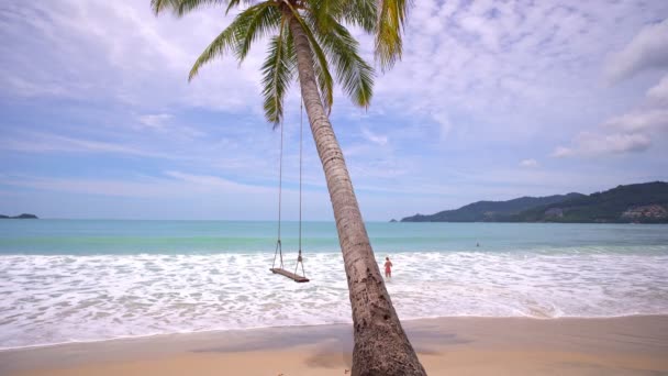 Pohon Kelapa Dengan Surga Tropis Pantai Yang Indah Dan Ombak — Stok Video