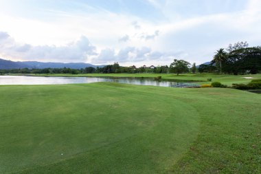 Golf sahası yeşil çimen alanı ve göl