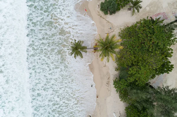 空中ビュー パトンビーチの熱帯砂のビーチのドローンカメラトップビュープーケットタイ — ストック写真