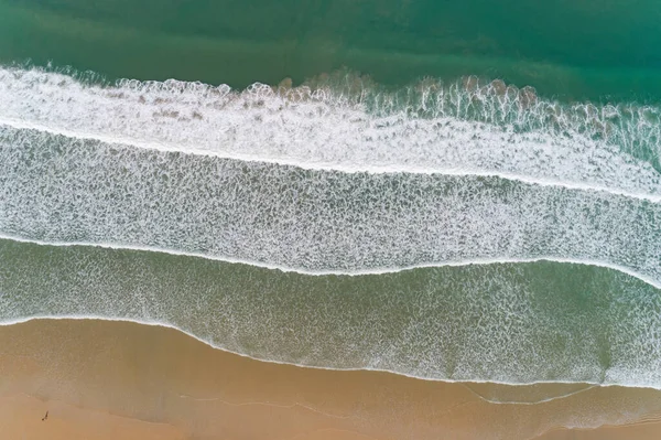 空中ビュー砂浜と砂の海岸で波がクラッシュします 空中ビュードローンショット 高角度ビューで夏の朝の美しい熱帯の海トップダウン — ストック写真