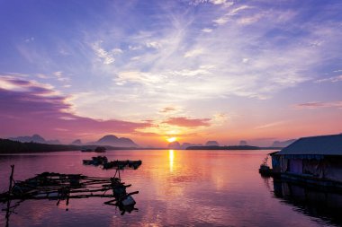 İnanılmaz Doğanın Güzel Işığı dramatik gökyüzü günbatımında deniz manzarası ya da gündoğumu manzarası arka planında