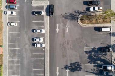 Park alanındaki araçların hava görüntüsü.