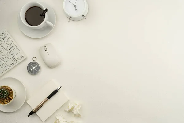 白い革の背景にビジネス職場やビジネスオブジェクトのオフィスデスクテーブル — ストック写真