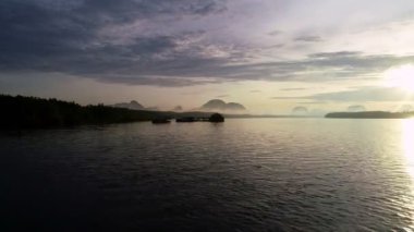 Hava görüntüsü insansız hava aracı kamera videosu. Güzel manzara manzarası sabah deniz ve dağ üzerinde Phang - nga thailand