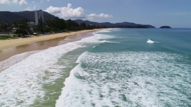 空中景观无人驾驶飞机拍摄的热带和男子海景风景 海滩海燕 海浪冲撞沙滩的视频 — 图库视频影像