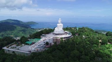 Phuket Tayland 'daki yüksek dağdaki Büyük Buda Heykeli' nin hava görüntüsü.