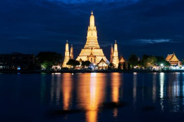 Güzel Wat Arun Ratchawararam Tapınağı. Alacakaranlıkta, Bangkok Tayland 'da refleksli.