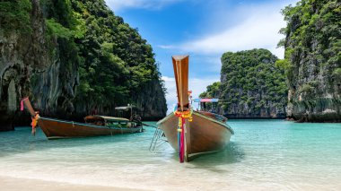 Tatil tatili arka planında Krabi Eyaleti Tayland 'daki güzel Phi adasının muhteşem loh samah körfezi manzarası