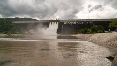 Nakhon Nayok Tayland - 10 Ekim 2020 Su Geçidi Nakhon Nayok Tayland 'daki Khun Dan Prakarn Chon Barajı