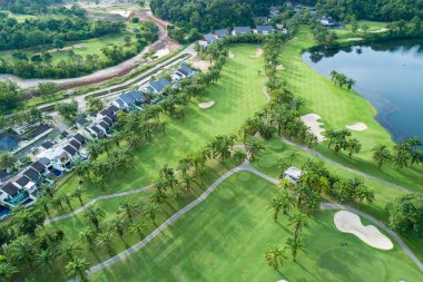 Modern villa manzaralı güzel yeşil golf sahasının yukarıdan aşağı görüntüsü.