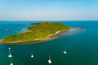 Tropikal deniz manzaralı küçük adanın hava görüntüsü.