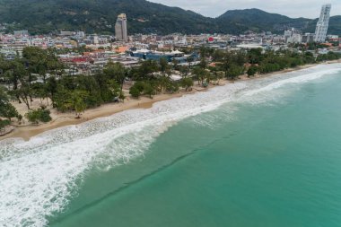 Patong plajındaki Tropikal kumlu plajın insansız hava aracı kamerası Phuket Tayland