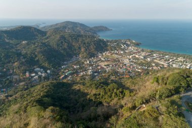 Phuket Tayland 'daki Kata plajı ve Karon plajının yüksek dağ manzaralı havadan görüntüsü
