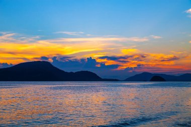 Güzel manzara Gökyüzündeki görkemli bulutlara uzun süre maruz kalmak günbatımı ya da tropikal denizde yansıyan gündoğumu