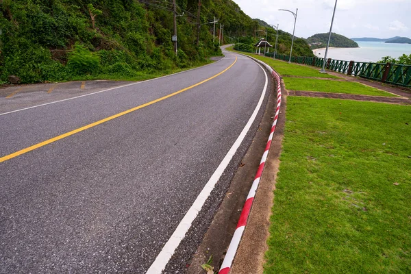 プーケット島の熱帯の海の近くのカーブ道路タイ — ストック写真