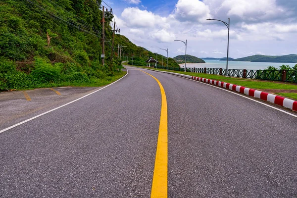 Křivka Silnice Blízkosti Tropického Moře Ostrově Phuket Thajsko — Stock fotografie