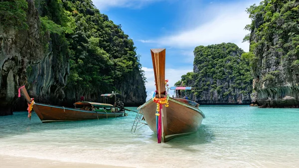Tatil tatili arka planında Krabi Eyaleti Tayland 'daki güzel Phi adasının muhteşem loh samah körfezi manzarası