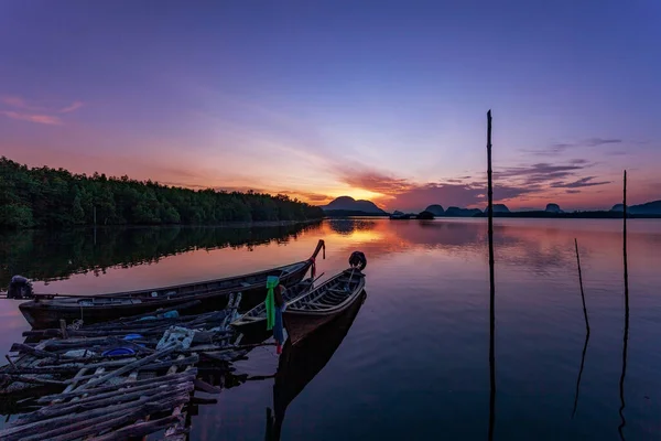 Barcos Cola Larga Con Pueblo Pesquero Costero Hermoso Paisaje Amanecer — Foto de Stock