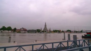 Wat Arun Ratchawararam Tapınağının Zaman Hızı Nehirde refleksli, Bangkok Tayland