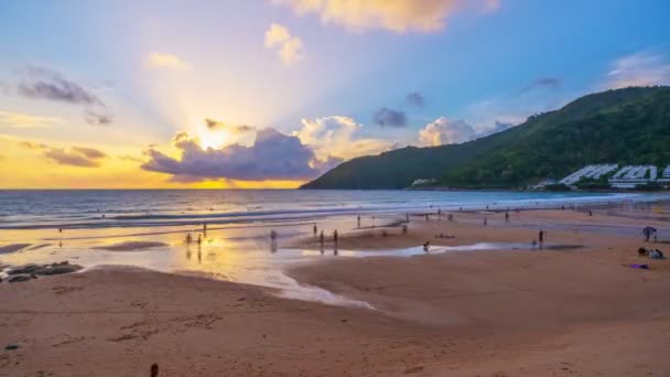 Ludzie Timelapse Zrelaksować Się Plaży Naiharn Dramatycznego Nieba Zachód Słońca — Wideo stockowe