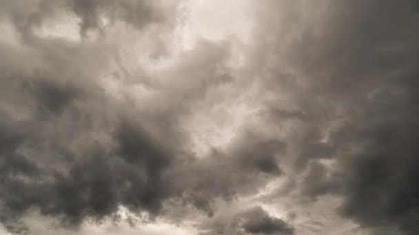 Zeitraffer Von Bewegten Dunklen Regengewitterwolken Die Bei Schlechtem Wetter Den — Stockvideo