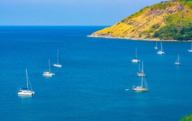 Güneşli bir günde deniz manzarası okyanusta lüks teknelerle Phuket Adası Tayland