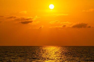 Doğa aydınlık gün batımı ya da gün doğumu gökyüzü. Gün batımında inanılmaz bulutlar, gökyüzünde ışık bulutları.