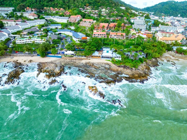 Yaz mevsiminde Phuket Tayland 'daki en güzel sahil manzarası ve deniz manzarası, doğa ortamı ve seyahat arka planı