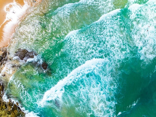 Deniz yüzeyi hava manzarası, Kuş bakışı fotoğraf dalgalar ve su yüzeyi dokusu, inanılmaz deniz arka planı güzel doğa gökyüzü arka planı
