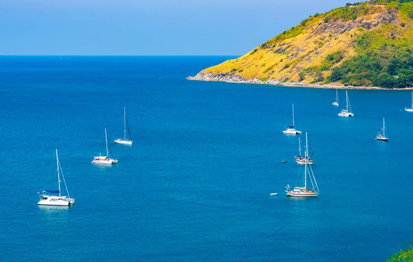 Güneşli bir günde deniz manzarası okyanusta lüks teknelerle Phuket Adası Tayland