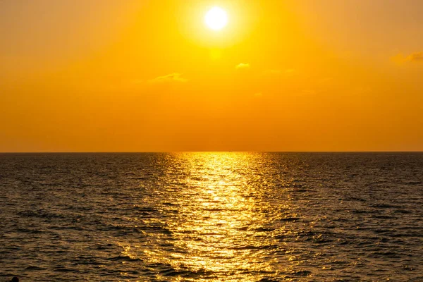 Doğa aydınlık gün batımı ya da gün doğumu gökyüzü. Gün batımında inanılmaz bulutlar, gökyüzünde ışık bulutları.