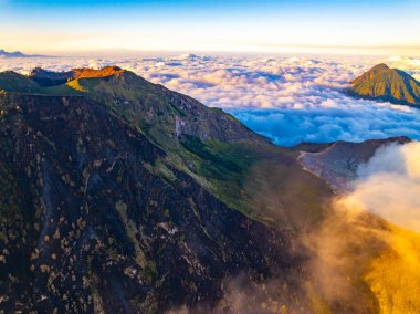 Kawah Ijen volkanındaki kayalık hava manzarası. Güneş doğarken turkuaz sülfür gölü. Endonezya, Doğu Java 'da doğa manzarası. Doğal manzara arka planı