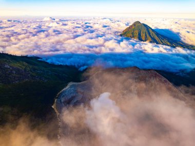 Kawah Ijen volkanındaki kayalık hava manzarası. Güneş doğarken turkuaz sülfür gölü. Endonezya, Doğu Java 'da doğa manzarası. Doğal manzara arka planı