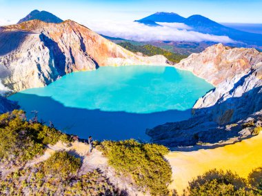 Kawah Ijen volkanındaki kayalık hava manzarası. Güneş doğarken turkuaz sülfür gölü. Endonezya, Doğu Java 'da doğa manzarası. Doğal manzara arka planı
