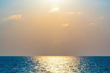 Deniz yüzeyinde hava manzarası güzel gün batımı harika bir dalga harika gün batımı ya da deniz sahilinde gün doğumu dalgaları okyanusun arka planına çarpıyor.