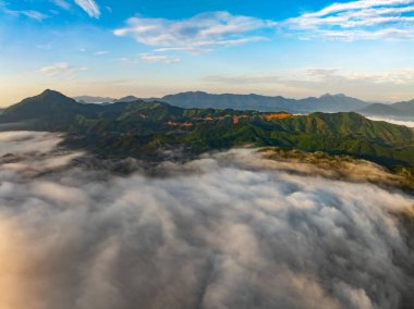 Manzara dağlarının insansız hava görüntüsü gündoğumunda ya da günbatımında Kuzey Vietnam 'ın kırsal kesiminin yüksek açılı görüntüsü.