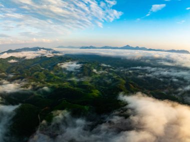 Manzara dağlarının insansız hava görüntüsü gündoğumunda ya da günbatımında Kuzey Vietnam 'ın kırsal kesiminin yüksek açılı görüntüsü.