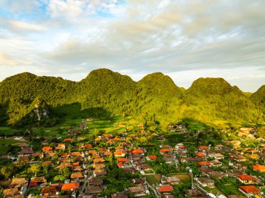Geleneksel köylerin sergilendiği Kuzey Vietnam kırsalının hava manzarası