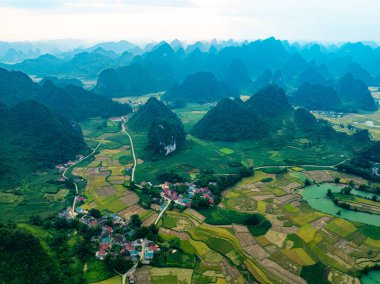 Manzara dağlarının insansız hava görüntüsü gündoğumunda ya da günbatımında Kuzey Vietnam 'ın kırsal kesiminin yüksek açılı görüntüsü.