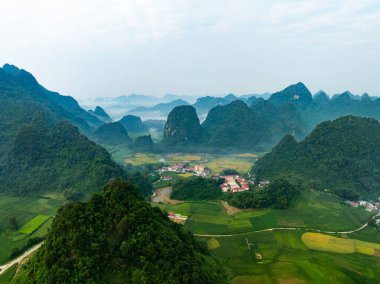 Manzara dağlarının insansız hava görüntüsü gündoğumunda ya da günbatımında Kuzey Vietnam 'ın kırsal kesiminin yüksek açılı görüntüsü.